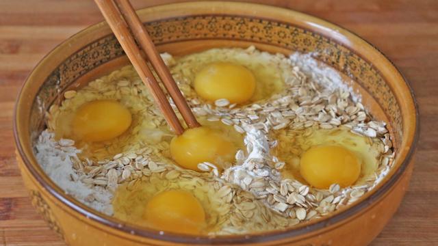 鸡蛋别煮着吃了，加一碗麦片，筷子一搅，比吃肉还香，上桌就抢光