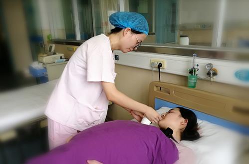 「你的育儿经」为啥现代生娃产妇要平躺,古代生娃却要用站姿,原因耐人寻味