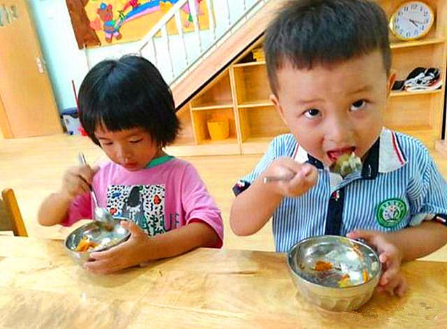 「你的育儿经」孩子不爱吃肉和菜，多炖点汤有营养？来，我们来说道说道