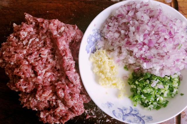 冬天进补，鸡鸭鱼肉靠边站，这肉是贵了一点，但再穷也要给孩子吃