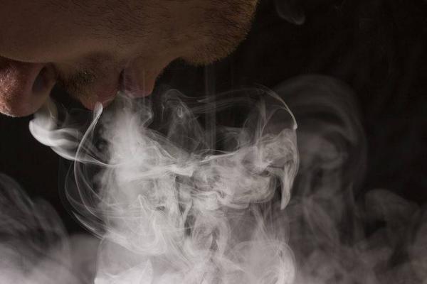 “老烟民不得肺癌，还很长寿”？多项数据打消你再吸烟的念头