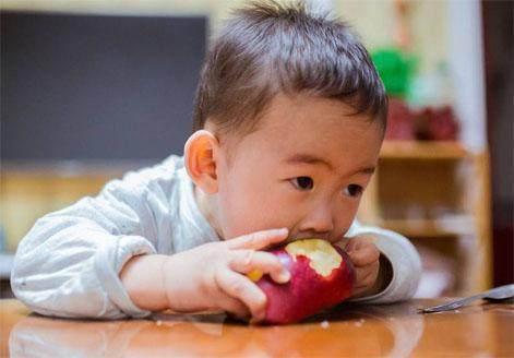 这些水果是“积食加速器”，影响孩子脾胃还不长个，你还在喂吗？