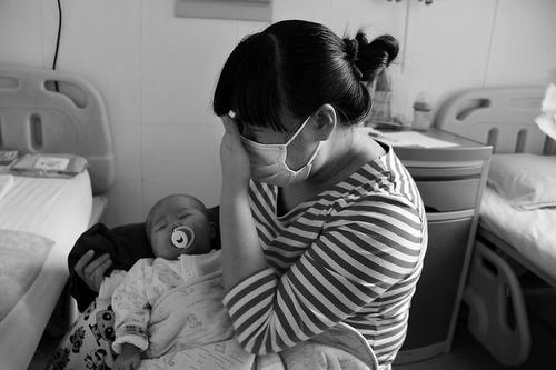 「你的育儿经」7个月大男婴紧握拳头，奶奶却让父母带去医院，医生：已经来晚了