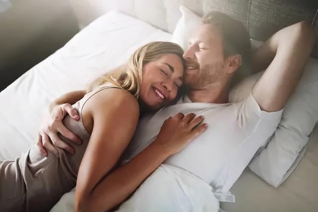 人到晚年夫妻生活频率降低，你知道夫妻生活最佳时间么，不是晚上