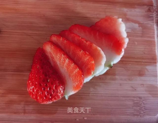 草莓水果盘：缤纷的色彩让人心旷神怡