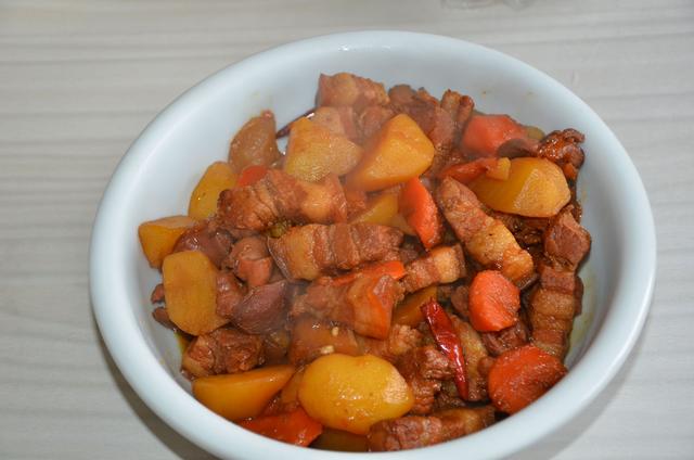 冬天吃萝卜好处多多，学会这样做萝卜炖五花肉，滋味美妙又有营养