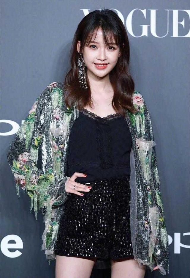 最时尚孙怡也太会穿了,亮片外套内搭黑色吊带上衣清新甜美,少女感十足