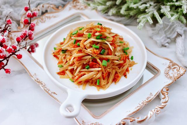 1根萝卜，1碗虾皮，洗一洗炒一炒，就能做成一道全家爱吃的小炒