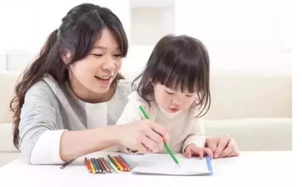 「超级宝妈」孩子是左撇子,往往在这几个方面很有天赋,父母不妨重点栽培一下