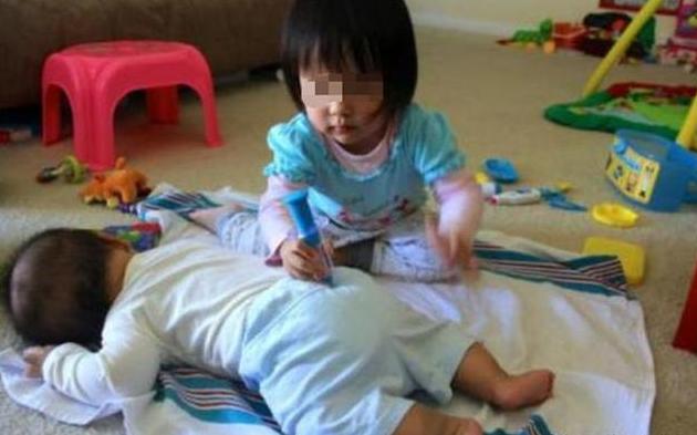 【你的育儿经】姐姐一“亲近”弟弟，弟弟就哭闹，宝妈解开孩子衣服后难以置信