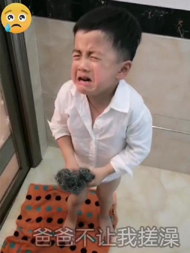 [你的育儿经]萌娃拿钢丝球帮爸爸搓澡，被婉拒后大哭，萌翻了众多网友