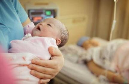 【你的育儿经】产妇生下穿着“吉利服”的宝宝，爸爸以为宝宝不正常，医生：恭喜