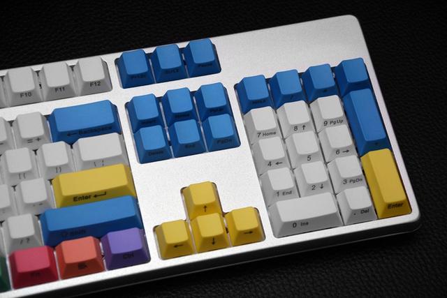 这把键盘让人想起曾经的校园时光，以及老师那精准的“小李飞刀”