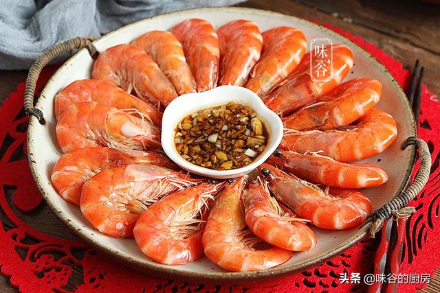 水煮虾时，冷水还是热水下锅？总有人弄错，难怪虾肉发柴不鲜嫩