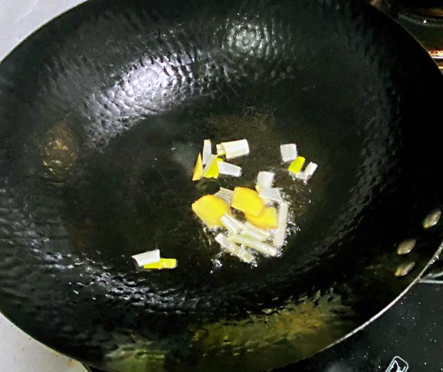 梦的色彩|胡萝卜腊肉炒茭白,颜值控都喜欢,营养全面又健康!