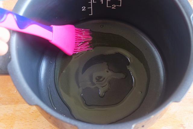 不加一滴水，用家里电饭锅就能轻松做出，鲜香四溢盐焗鸡，太香了