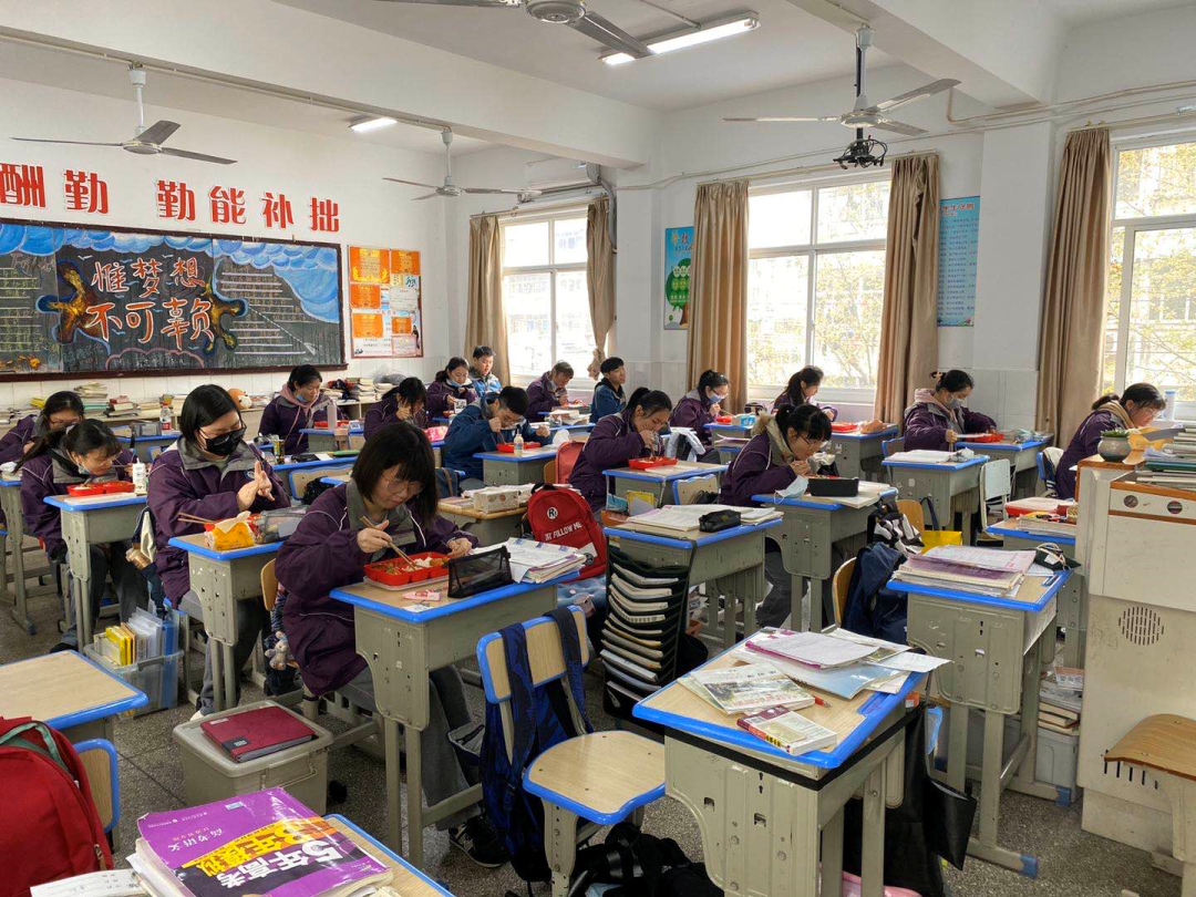 「暖先生格调」实拍！开学第一天，南京老师紧急通知！上课、吃饭是这样的……