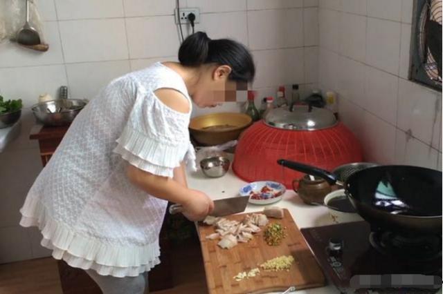 「超级宝妈」23岁孕妈晒“孕妇餐”，无人照料只能自食其力，网友：没必要心疼