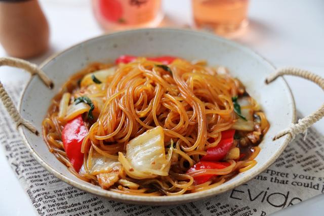 冬天最爱的白菜炖粉条，汤汁多超下饭，一锅不够吃，越吃越馋