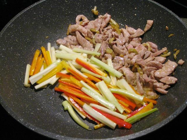 教你好吃又解馋的葱烧木耳炒肉，营养美味超下饭，不愁孩子没胃口