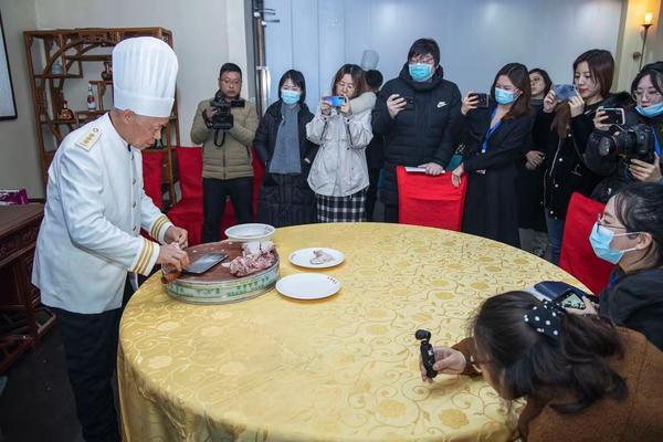 烹饪|赵留安：炸八块、霜打馍……这位“豫菜名匠”怎样烹制出中国名菜？