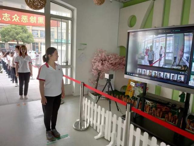 超级宝妈|透明隔离板用餐 错向而睡，幼儿园开学在即 为幼儿筑起一道坚固的“防护墙”