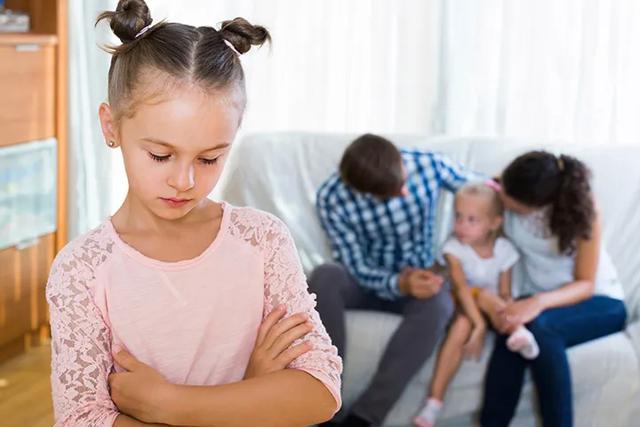 超级宝妈▲ 生完二胎老大心理失衡怎么办？别急，奶叔有妙招来帮你