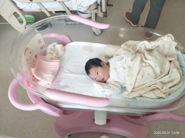 超级宝妈■我的外孙女出生第五天，变化真大，头发特好，今天要出院回家了。