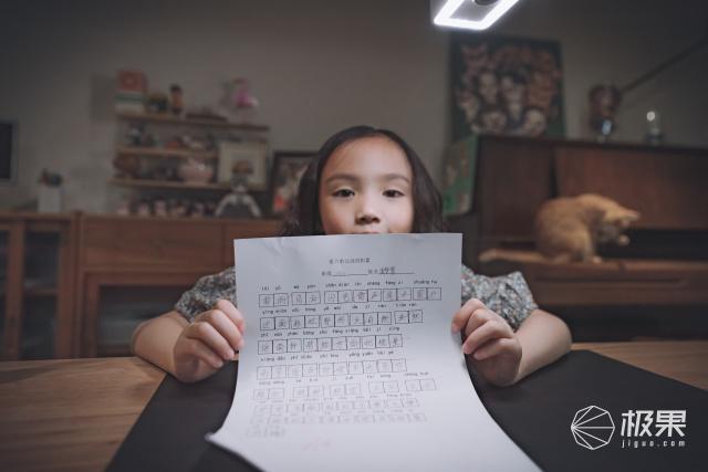 傻丫头的小幸福|护眼灯玩跨界？能扫描、能视频还能矫正坐姿，宝贝的成长就靠它了