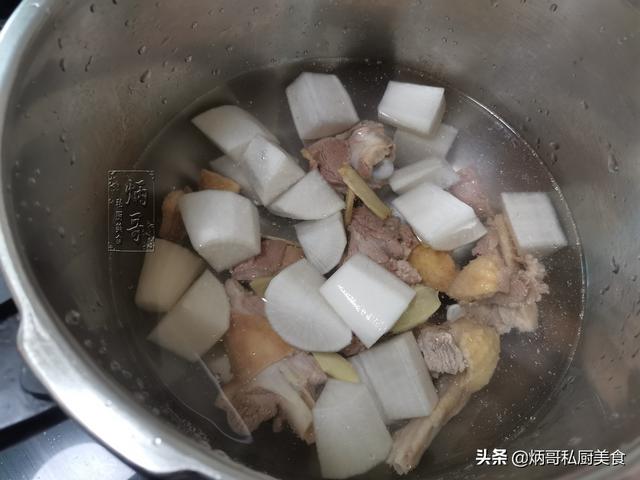 冬天，这食材和鸭肉是一对，炖汤清火去燥，隔天喝一次温暖过冬天