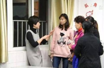 「你的育儿经」女老师穿得太“清凉”，引起家长们不满，老师回应：孩子喜欢就好