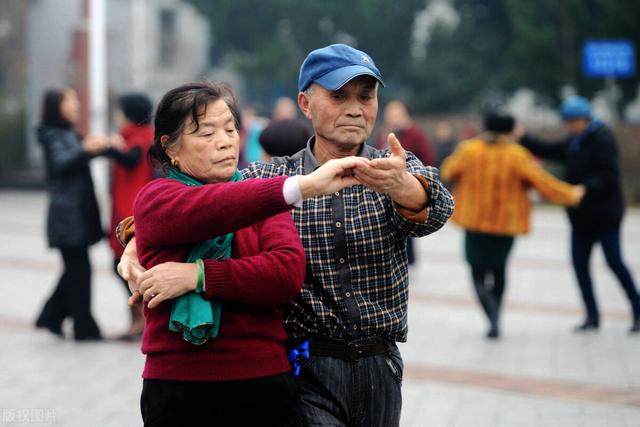 57岁大妈凌晨突发脑出血，医生：常做这件事，血管怎能扛的住