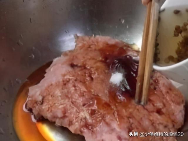冬季吃猪肉馅饺子，记住“1泡2窍门”，肉质鲜香滑嫩，皮薄多汁