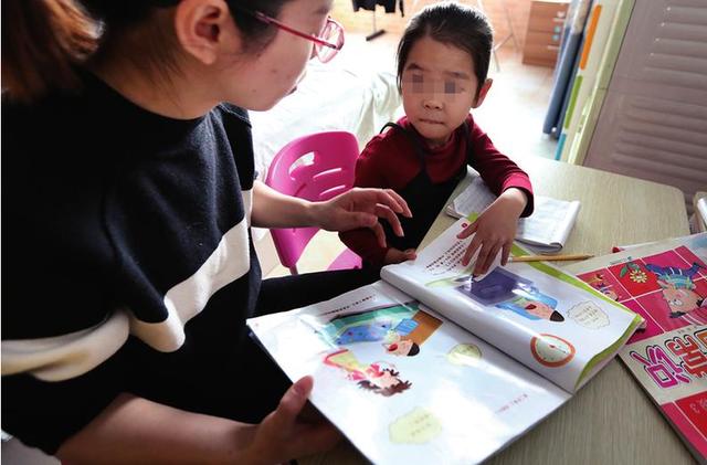 幼儿园啥都不让教，小学默认你都会！家长发火：难不成我自己教？