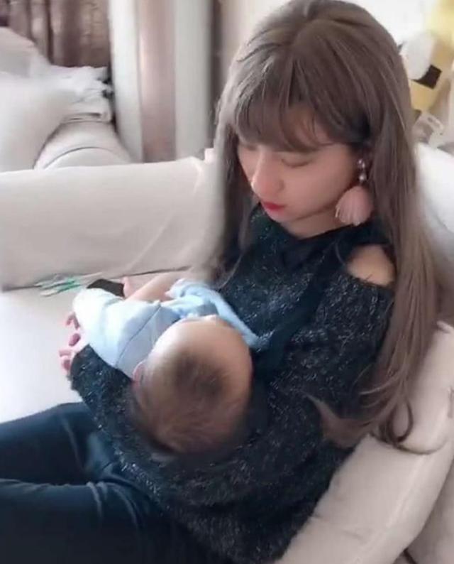 你的育儿经■宝爸“男扮女装”，化妆成“妈妈”哄娃睡觉，网友：心动的感觉