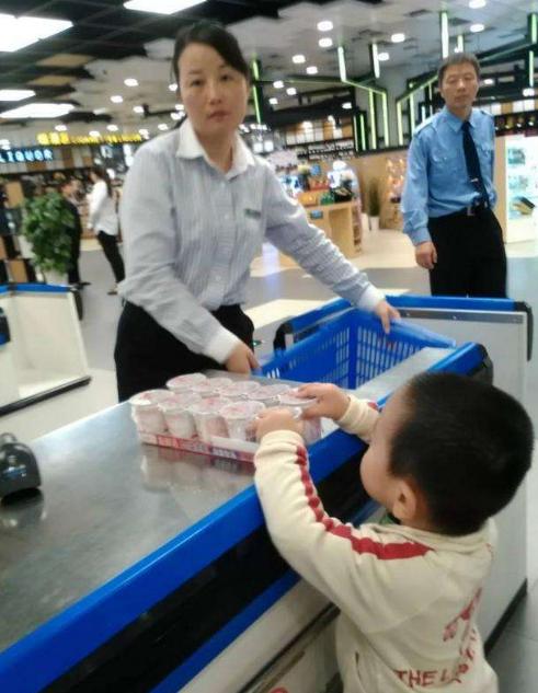 「你的育儿经」孙女出门买菜，却被小区闸机拦住，网友：小朋友你是否有很多问号