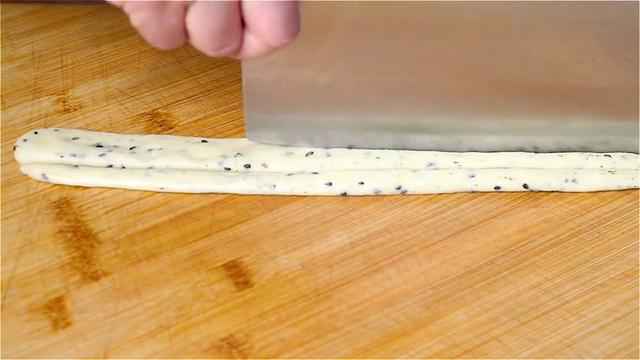 早餐别吃包子了，面粉里加入一把黑芝麻，比包子好吃，营养又美味