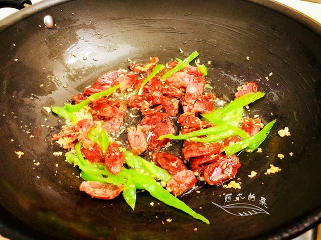 这菜在南方正当季，4块钱能买两斤，配上腊肠爆炒，给肉都不换