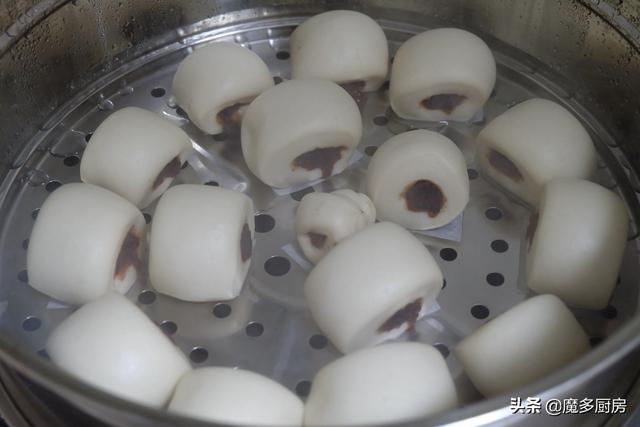 用豆沙和面粉蒸一盘豆沙卷，早餐吃它最美味，一口一个又香又甜