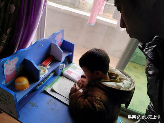 「超级宝妈」春天 在家教小孩读书写字