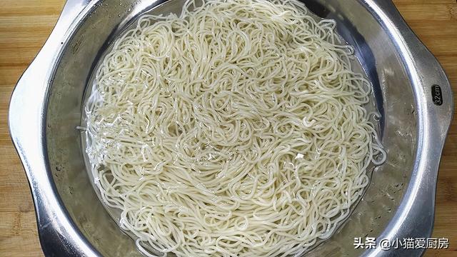 家常炒面这么做好吃，制作简单，不坨不粘，爽滑劲道，一碗不够