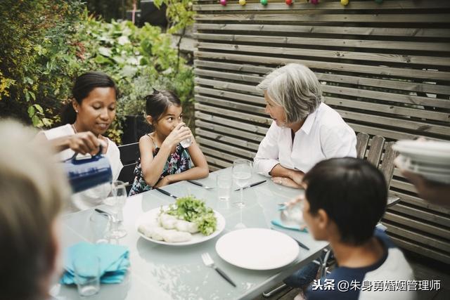 「你的育儿经」“你凭什么打我儿子”“我儿子从小就是这样教育”：隔代教育矛盾