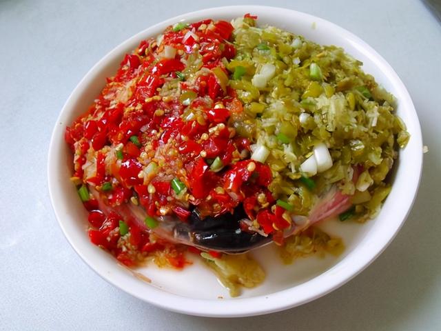 学会这样做小米椒蒸鱼头，爽口美味又营养好吃，一家人吃的很过瘾