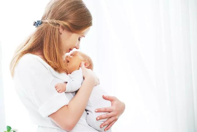 幸福的小调|第一次给宝宝喂奶，初乳看上去“脏脏的”，究竟能喝吗？
