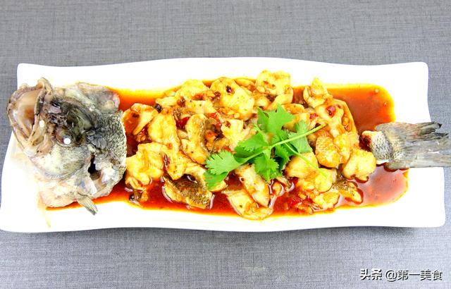 清蒸鲈鱼太淡了？教你一招鲈鱼创新吃法！造型惊艳麻辣好吃