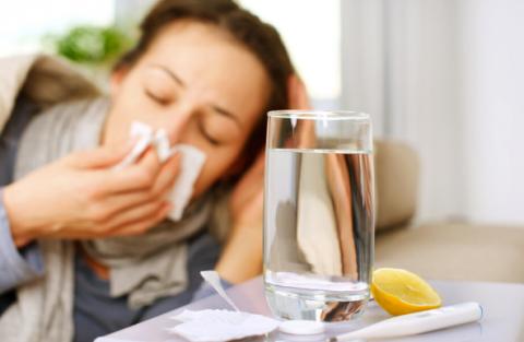 感冒多喝水不吃药能好吗？医生来为你解答