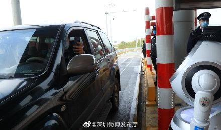 光明网▲5G机器人加入疫情防控队伍，可远程喊话、体温检测，还能雨中“战疫”