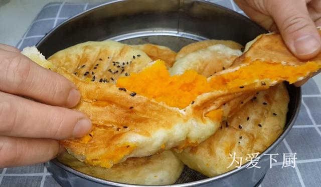 我家烧饼就爱这样做，锅里烙一烙，个个柔软劲道，比吃南瓜饼还香