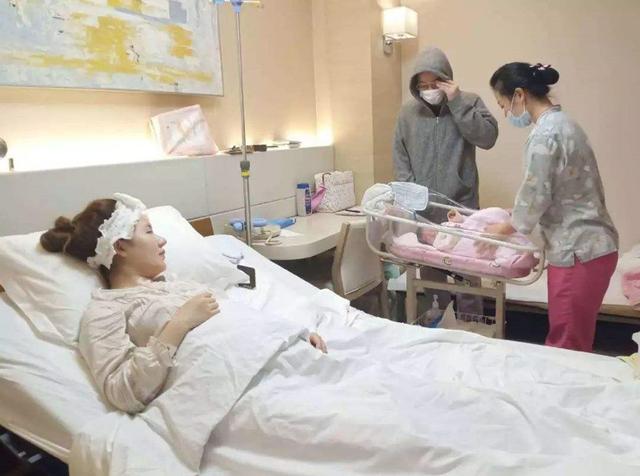「你的育儿经」宝宝吃夜奶睡着了，还要叫醒继续拍嗝吗？正确做法很多宝妈都不知