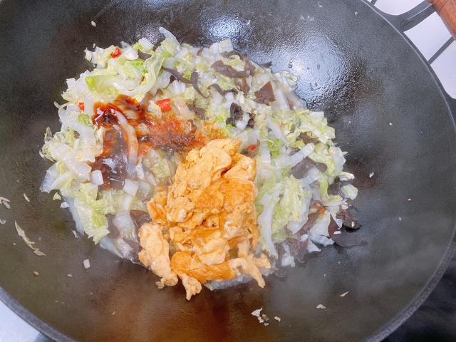 用南瓜做一个最简单的面条，不用擀面，口感爽滑筋道，营养又美味